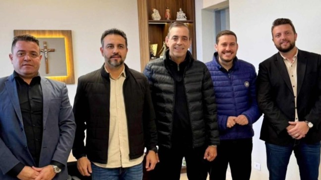 Autoridades estaduais e municipais de Várzea Paulista, em São Paulo.