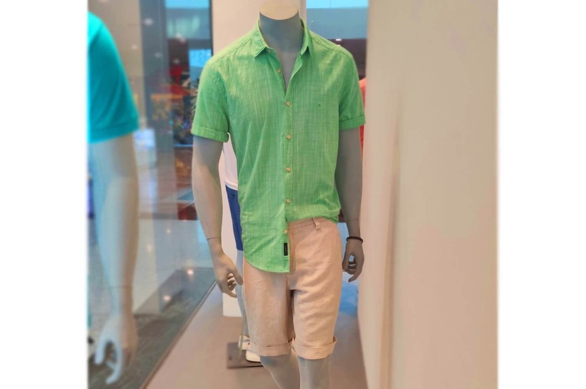 Camisa verde e bermuda branca
