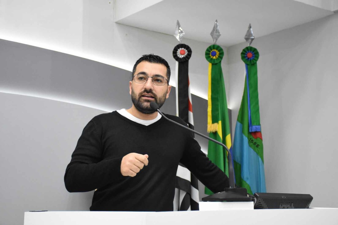 Vereador Faouaz Taha discursando sobre o projeto de lei para suporte às crianças com altas habilidades e superdotação na Câmara de Jundiaí.