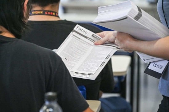 Jovens fazendo prova do vestibular da Fatec