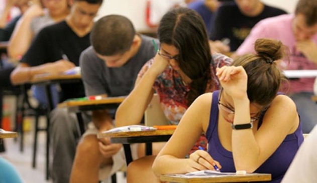 Foto de jovens fazendo vestibular em sala de aula