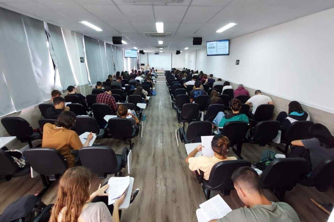 Candidatos realizando prova do Vestibular 2025 da FMJ em sala de aula.