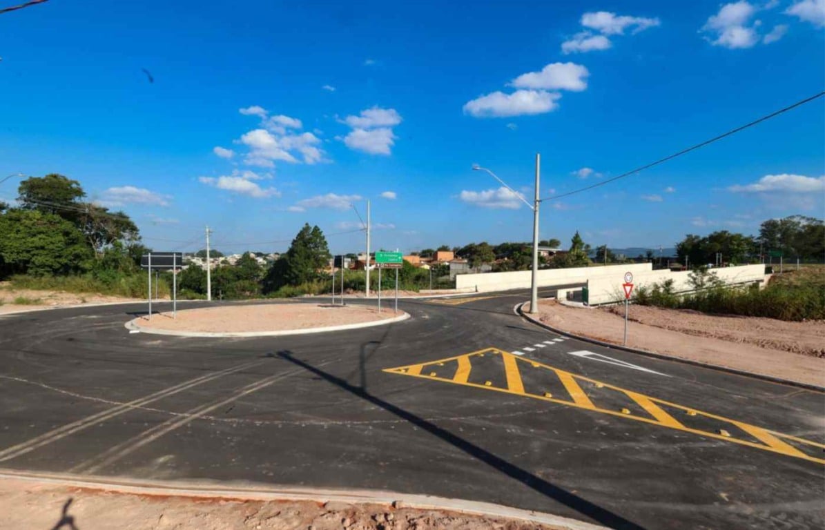 Novo viaduto no Currupira em Jundiaí com asfalto sinalizado, rotatória e postes de iluminação sob céu azul com poucas nuvens.