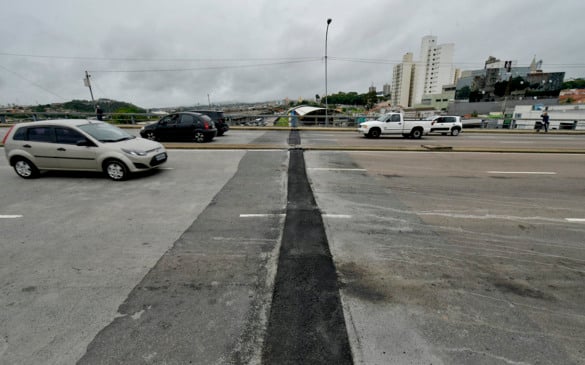 carros trafegando em cima de um viaduto que acaba de ser reparado por conta de uma trinca asfáltica