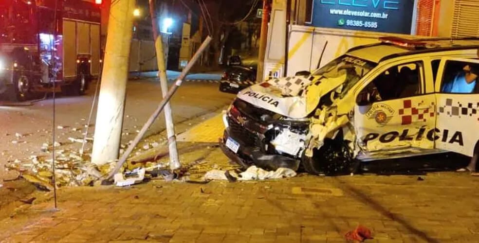 viatura é atingida por veículo na contramão e deixa policia feridos