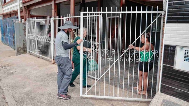 Agentes de saúde vistoriando residências na Vila Ana.