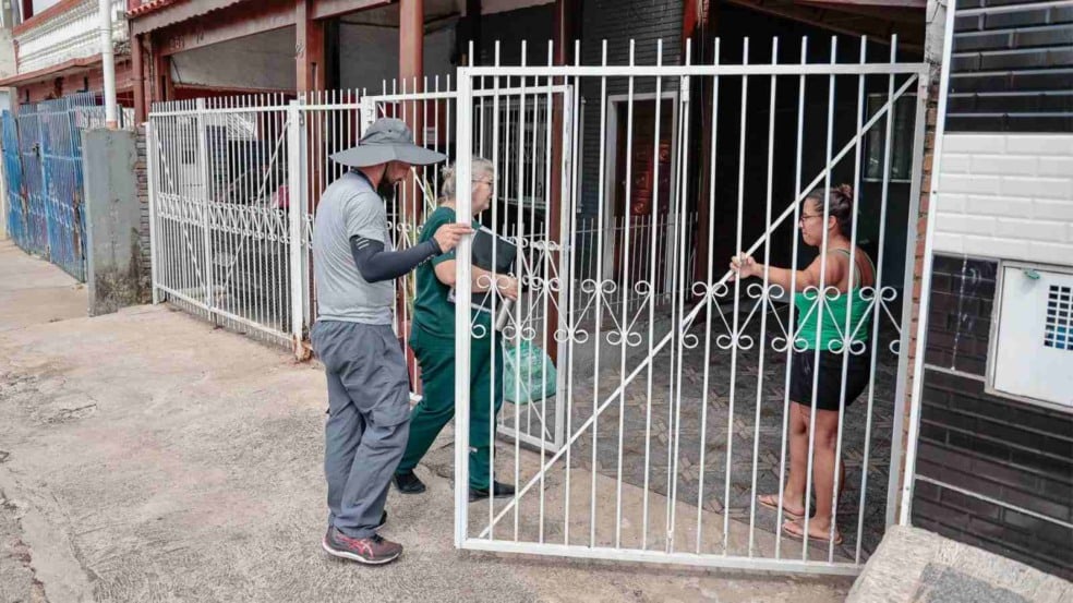Agentes de saúde vistoriando residências na Vila Ana.