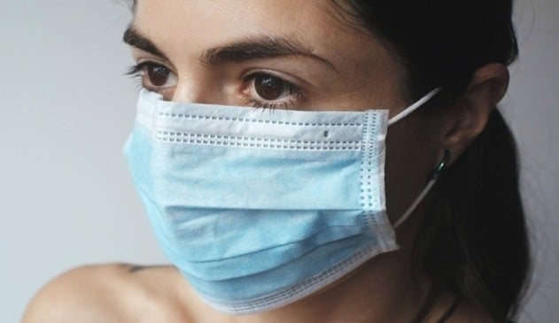 Foto de mulher de máscara