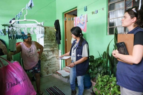 Equipe de combate a dengue visitando casas em Jundiaí