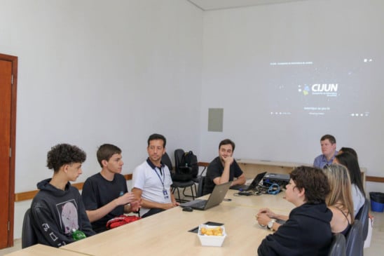 Analistas da CIJUN recebem alunos da EE Barão de Jundiaí