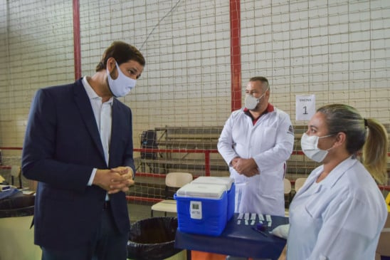 Prefeito de Jundiaí acompanha vacinação dos educadores, em visita técnica