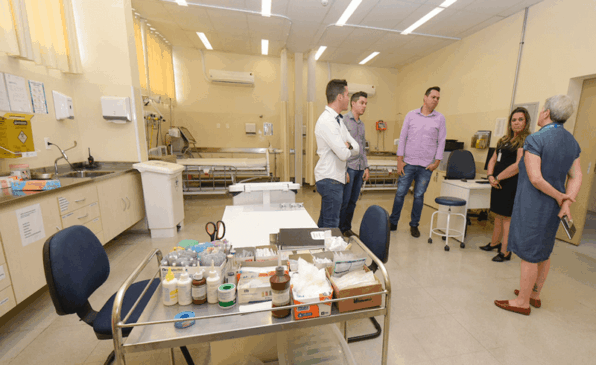 Pessoas conversam em sala da UPA Vetor Oeste