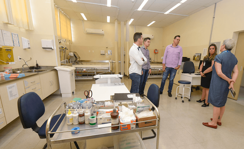 Pessoas conversam em sala da UPA Vetor Oeste