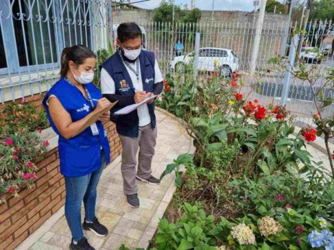 Agentes de controle da Zoonoses Jundiaí vistoriam casas na Vila Hortolândia