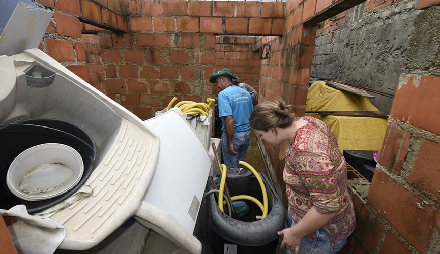 Foto de objetos espalhados em terreno