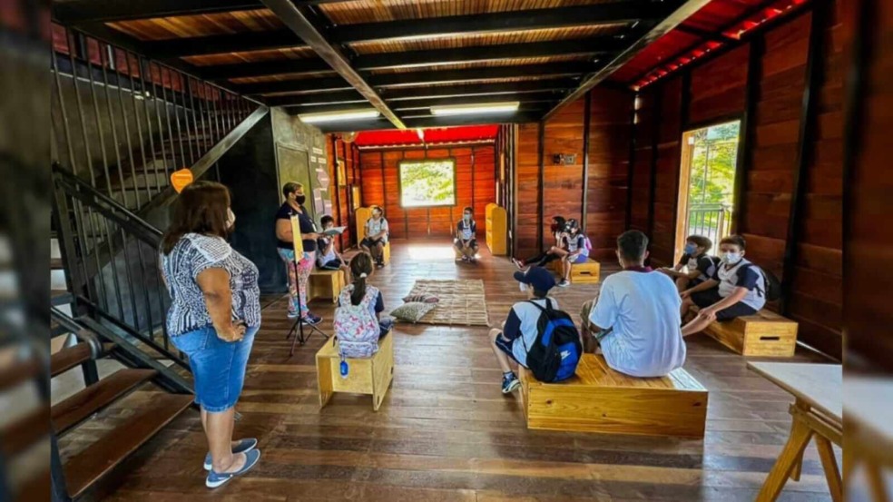 crianças sentadas e ouvindo a uma palestra
