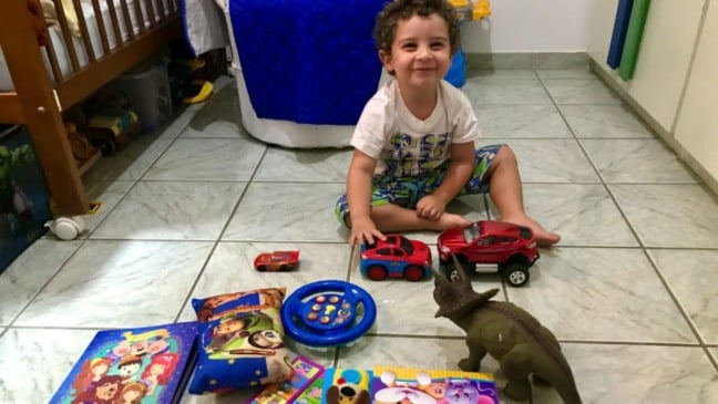 Criança com brinquedos