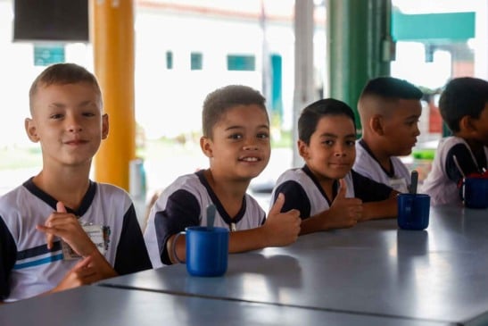 amigos na volta às aulas escola municipal de Jundiaí