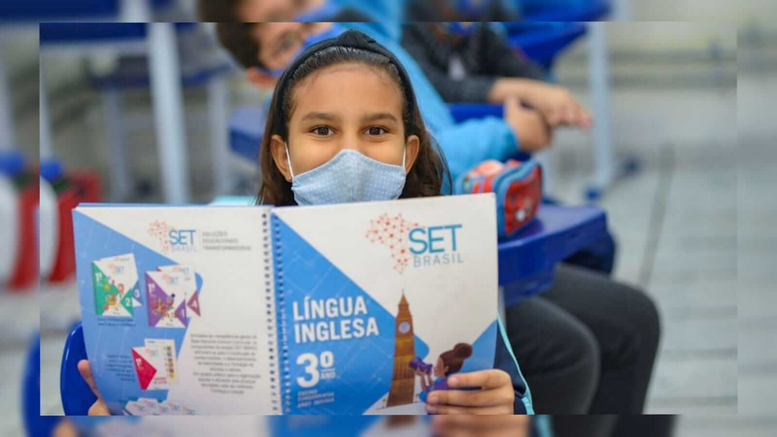 Aluna da rede estadual de Jundiaí segurando a apostila de inglês