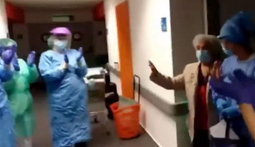 Idosa recebendo aplausos