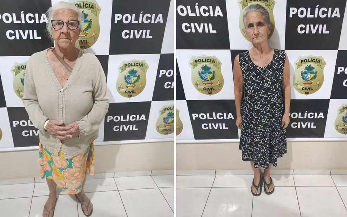 Idosas suspeitas de golpes em benefícios do INSS: senhora de blusa bege e saia florida e senhora de vestido preto, na Polícia Civil. Idosas suspeitas de golpes em benefícios do INSS: senhora de blusa bege e saia florida e senhora de vestido preto, na Polícia Civil.