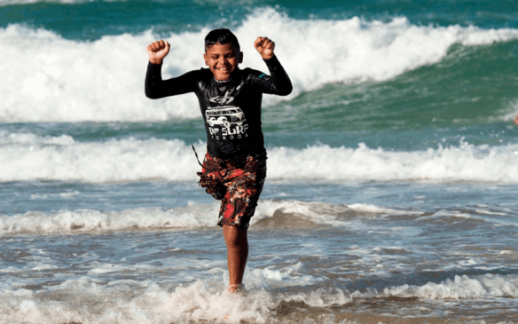 Juan encontrou no surfe uma forma de superar o câncer (Foto: Camila Lima/Sistema Verdes Mares)
