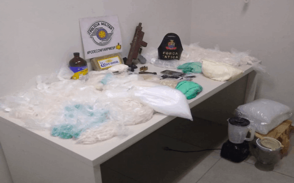 Polícia apreendeu quase oito quilos de droga e também, uma submetralhadora. (Foto: G1)