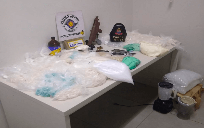 Polícia apreendeu quase oito quilos de droga e também, uma submetralhadora. (Foto: G1)