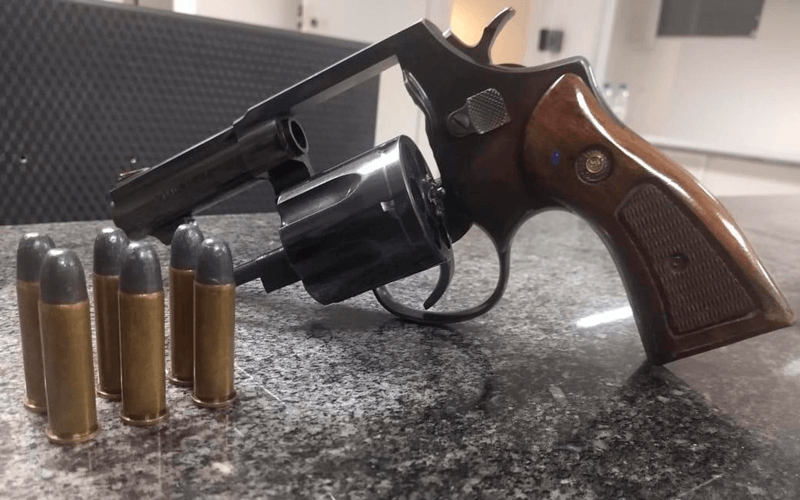 Arma utilizada para ameaçar a vítima foi encontrada pela Polícia. (Foto: Divulgação/Polícia Militar/G1)