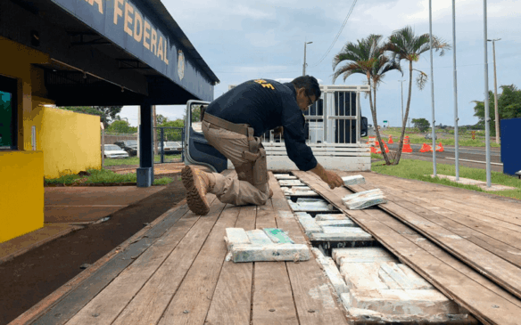 Carga foi apreendida em Ourinhos. (Foto: Reprodução Diogo Nolasco/TV TEM)