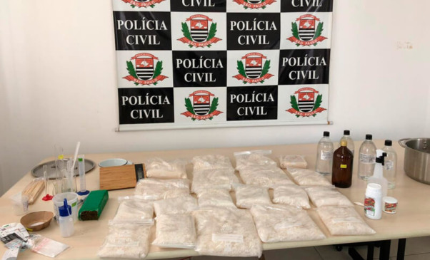 Mesa com itens de apreensão