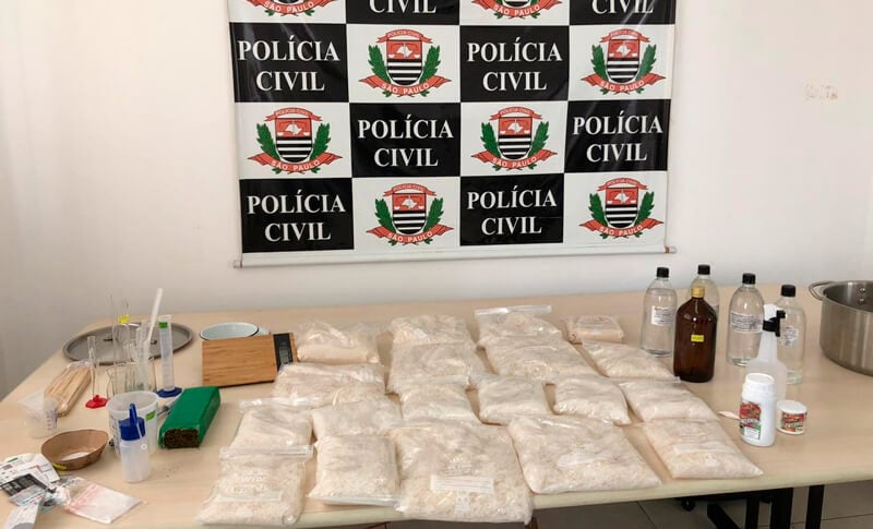 Mesa com itens de apreensão