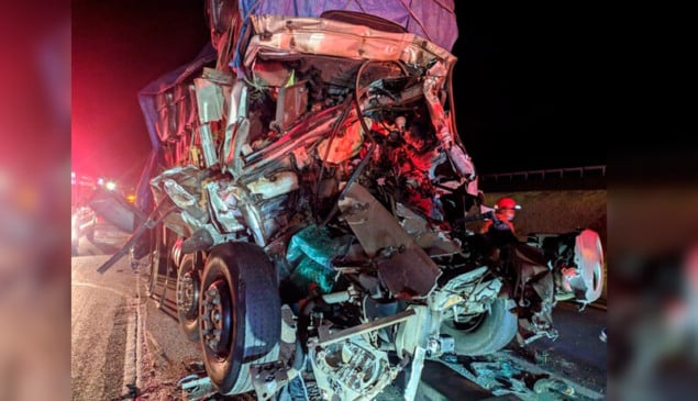 Caminhões ficaram completamente amassados e irreconhecíveis após colisão