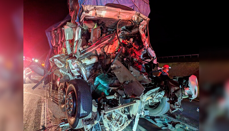 Caminhões ficaram completamente amassados e irreconhecíveis após colisão