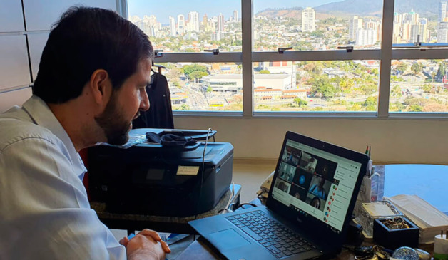 Prefeito Luiz Fernando Machado em vídeo-conferência