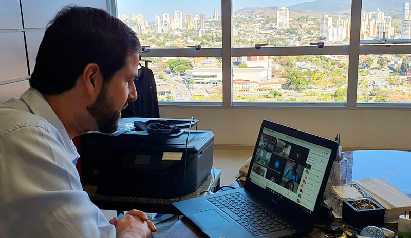 Prefeito Luiz Fernando Machado em vídeo-conferência
