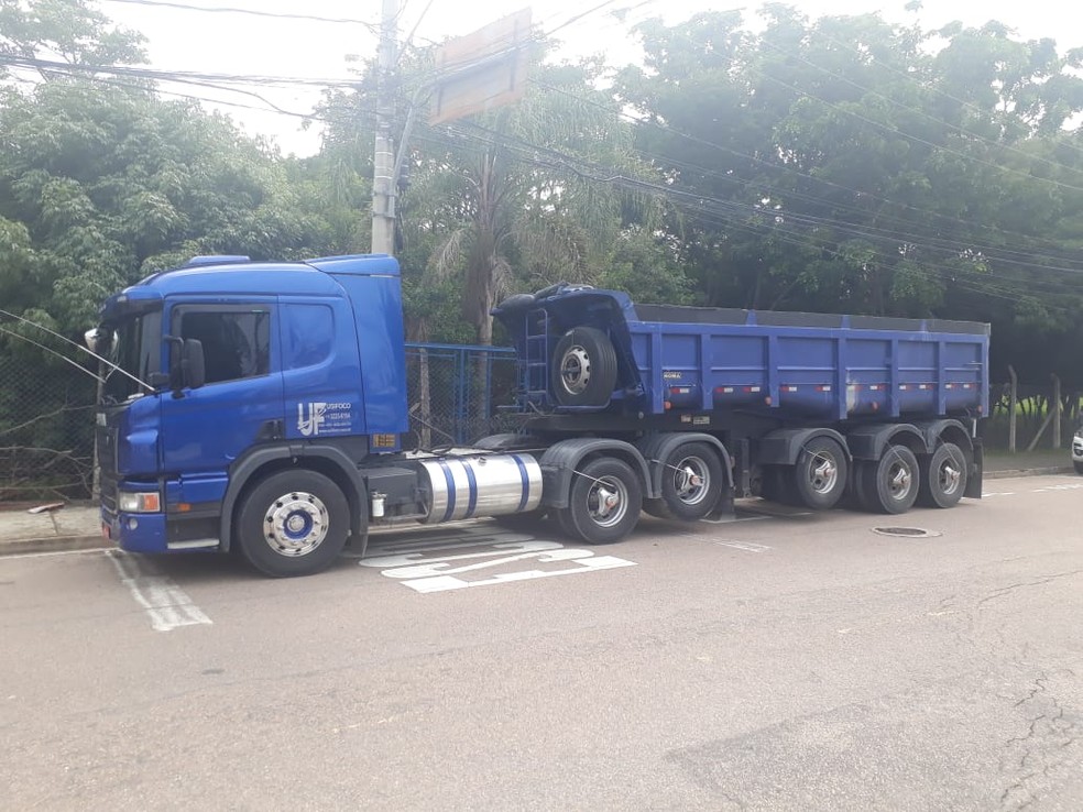 Carreta roubada no quilômetro 69 da Rodovia Anhanguera em Jundiaí