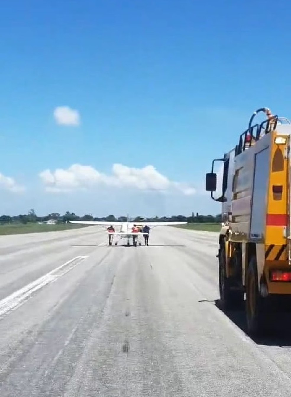 Avião do ator sendo empurrado para o conserto