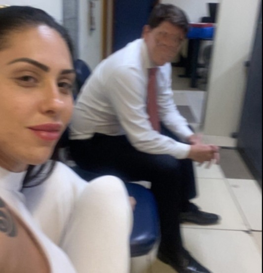 Antes de depor sobre a morte do filho, mãe de Henry tira selfie na delegacia