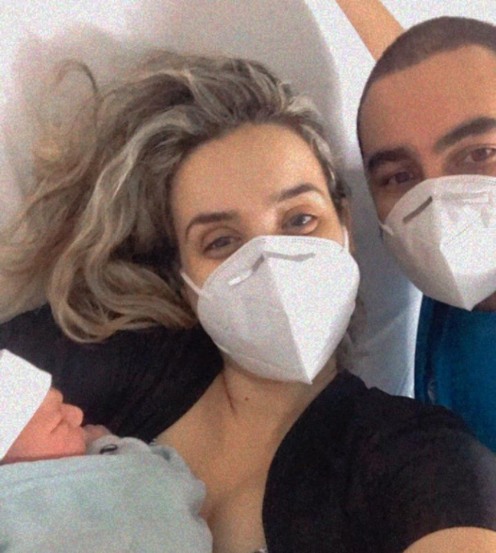 Homem ajuda no parto inesperado do próprio filho no banheiro de casa