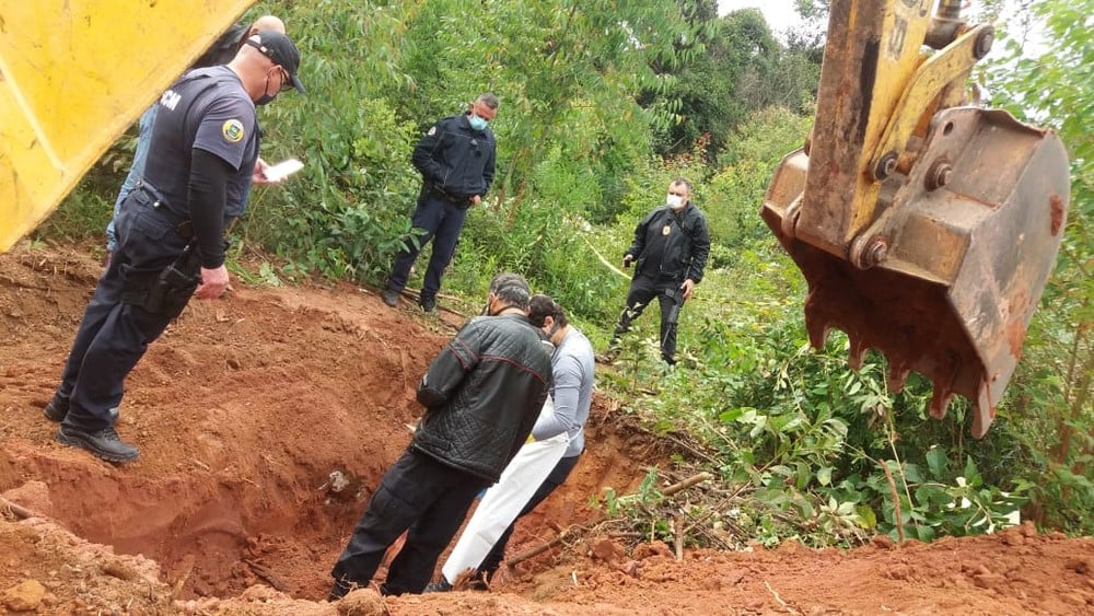 Em Jarinu, cinco corpos são retirados de cemitério clandestino