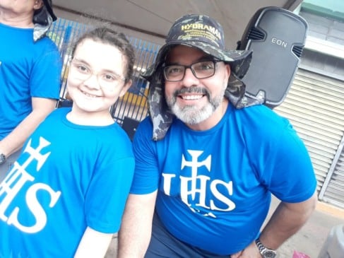 Pai prometeu dar bicicleta à filha mas morreu por Covid; amigos cumpriram a promessa