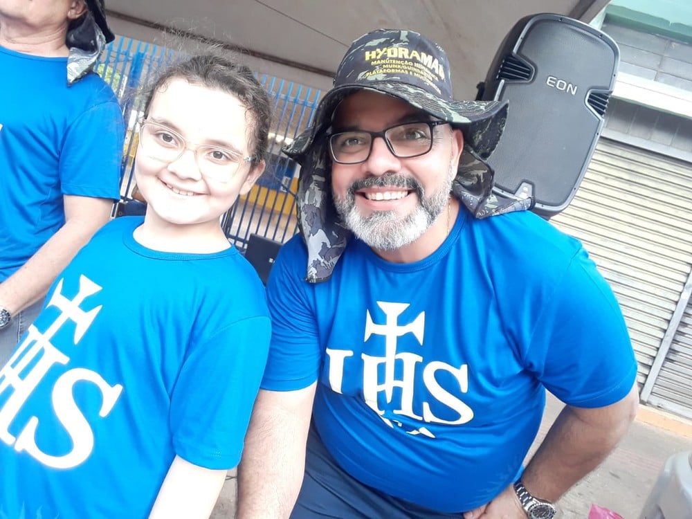 Pai prometeu dar bicicleta à filha mas morreu por Covid; amigos cumpriram a promessa