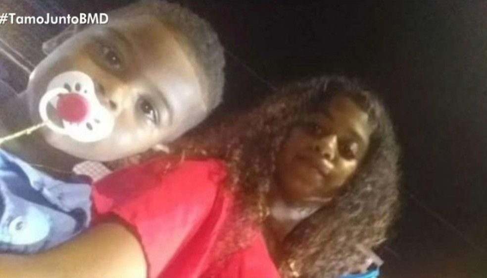 Irmãos morrem após confundirem soda cáustica com refrigerante Irmãos morrem após confundirem soda cáustica com refrigerante