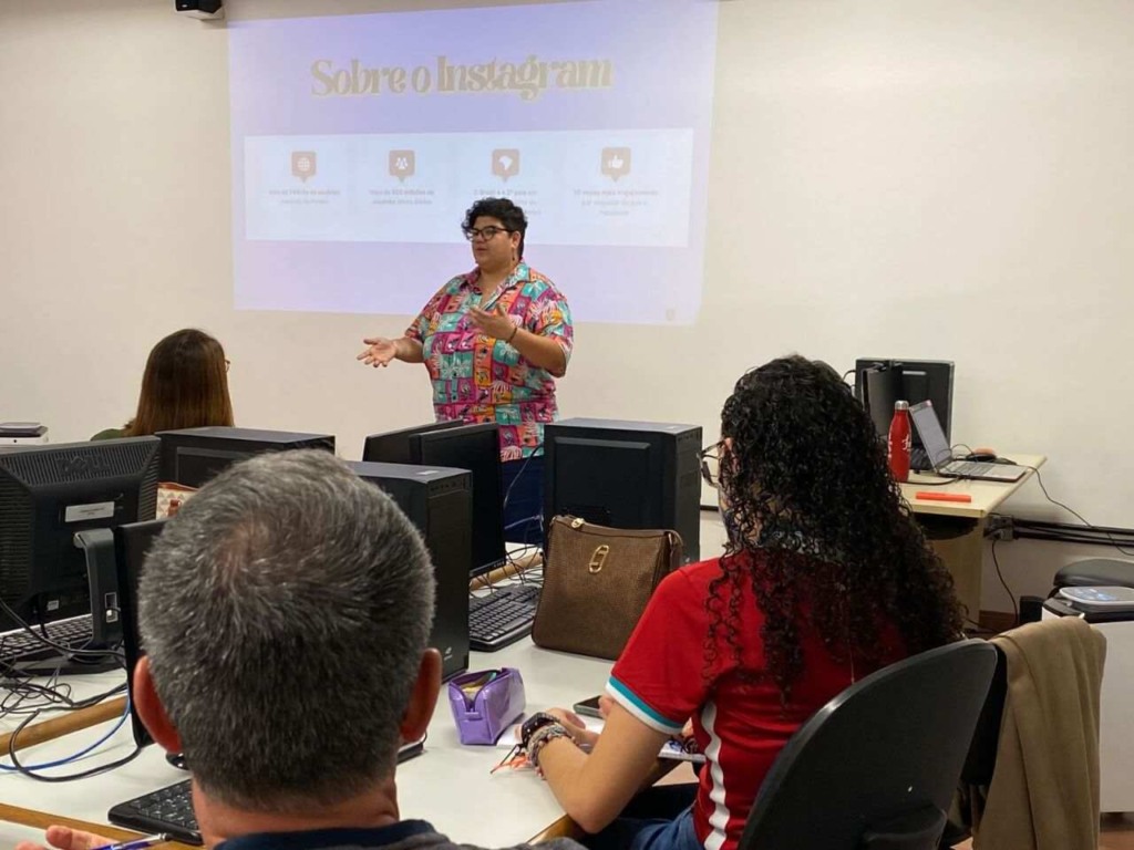 Professora apresenta tema sobre Instagram para alunos em sala de aula da TVTEC