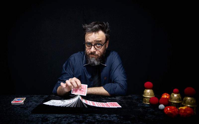 William em mesa com baralhos