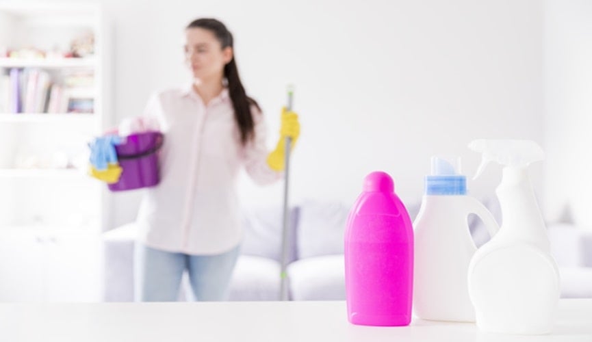 Mulher fazendo limpeza em casa