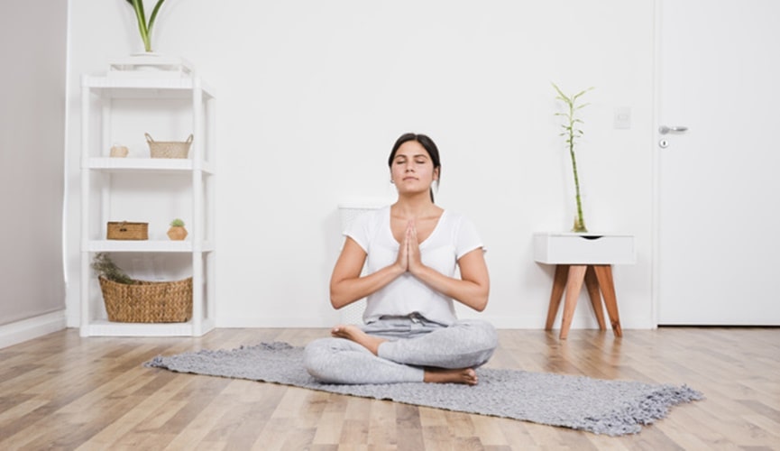 Foto de mulher meditando