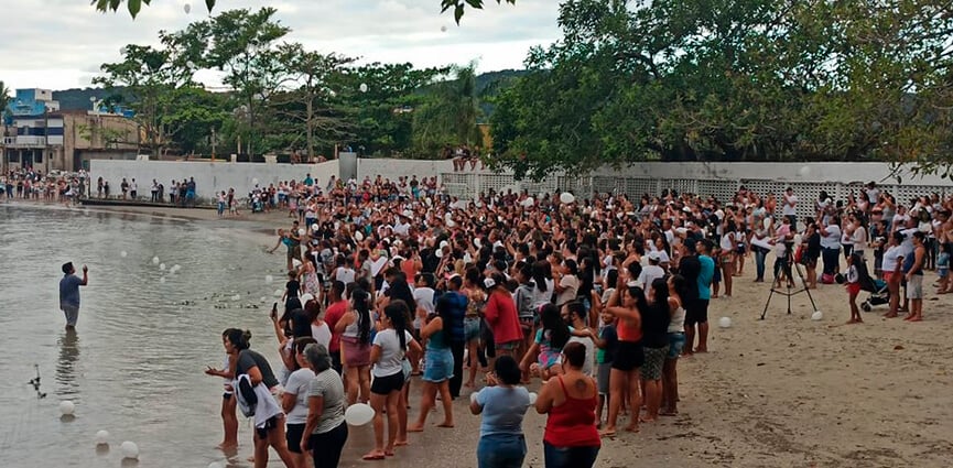 Homenagem ao menino Benjamim no Guarujá. (Foto: Vanessa Ortiz/G1)