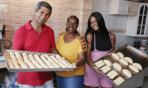 Nathália e seus pais preparando uma fornada de salgados